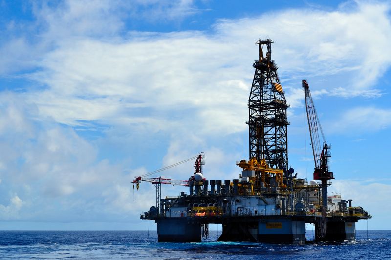 Oil and gas field drilling platform